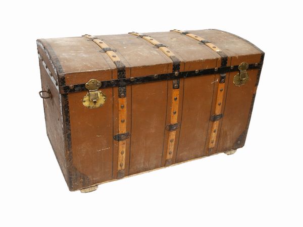 Baule d'epoca in legno rivestito in tela marrone  - Asta L'Arte di Arredare - Associazione Nazionale - Case d'Asta italiane