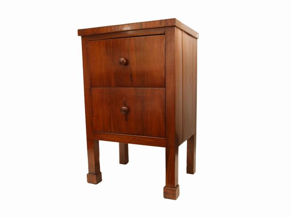 Comodino impiallacciato in ciliegio  - Asta L'Arte di Arredare - Associazione Nazionale - Case d'Asta italiane