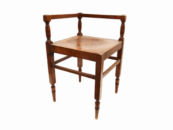 Coppia di sgabelli ad angolo in faggio  - Asta L'Arte di Arredare - Associazione Nazionale - Case d'Asta italiane