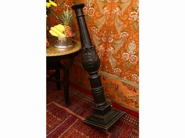 Colonna portavasi in legno ebanizzato  - Asta L'Arte di Arredare - Associazione Nazionale - Case d'Asta italiane
