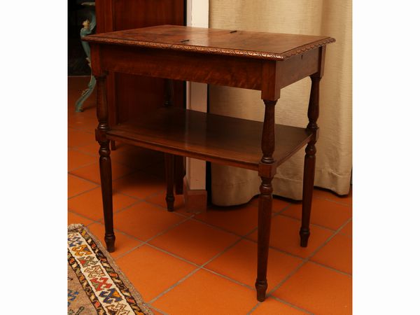 Tavolino da appoggio e da lavoro in piuma di noce  - Asta L'Arte di Arredare - Associazione Nazionale - Case d'Asta italiane