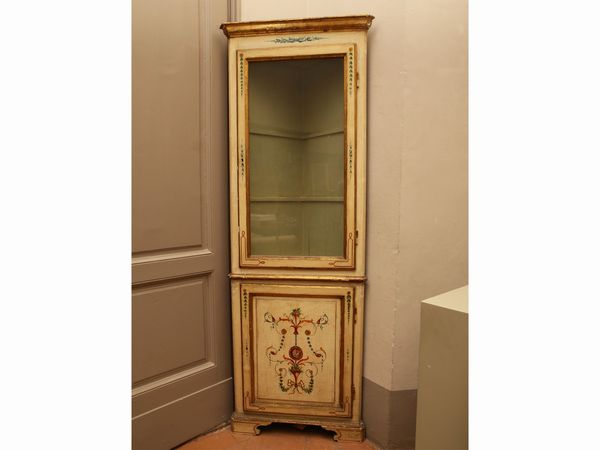 Angoliera a due corpi laccata color avorio  - Asta L'Arte di Arredare - Associazione Nazionale - Case d'Asta italiane