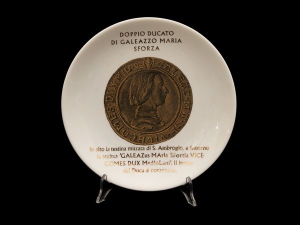 Serie di tre piatti in porcellana, Monete del Ducato di Milano, Fornasetti  - Asta L'Arte di Arredare - Associazione Nazionale - Case d'Asta italiane
