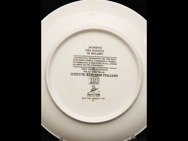 Serie di tre piatti in porcellana, Monete del Ducato di Milano, Fornasetti  - Asta L'Arte di Arredare - Associazione Nazionale - Case d'Asta italiane