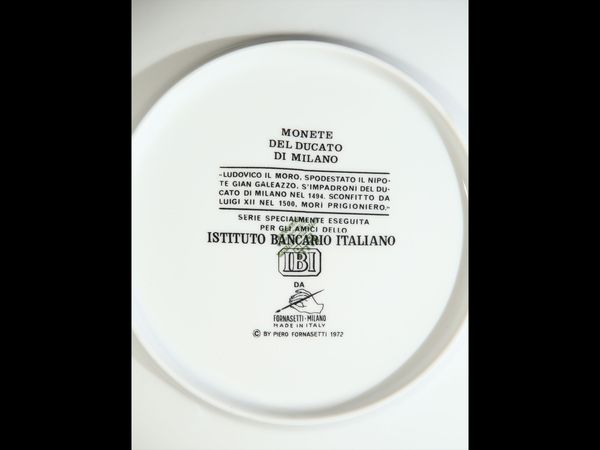 Serie di tre piatti in porcellana, Monete del Ducato di Milano, Fornasetti  - Asta L'Arte di Arredare - Associazione Nazionale - Case d'Asta italiane