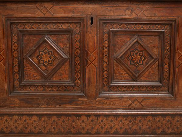 Grande cassapanca in noce a intarsio alla certosina  - Asta L'Arte di Arredare - Associazione Nazionale - Case d'Asta italiane