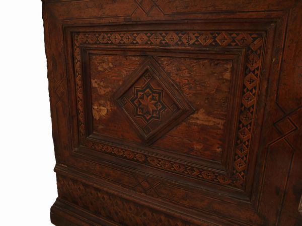 Grande cassapanca in noce a intarsio alla certosina  - Asta L'Arte di Arredare - Associazione Nazionale - Case d'Asta italiane