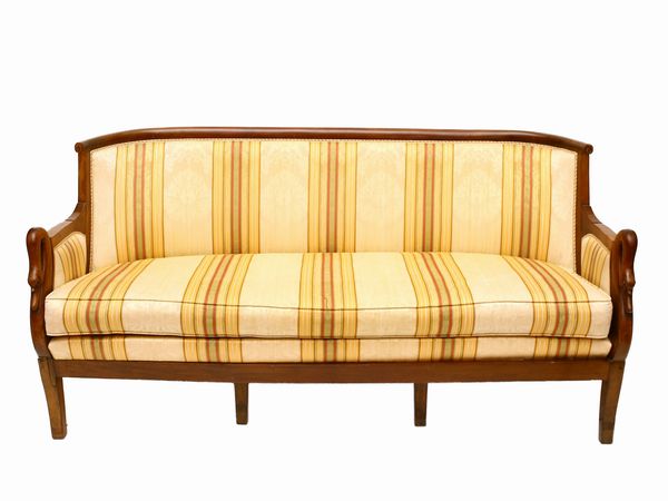 Divano impiallacciato in piuma di noce  - Asta L'Arte di Arredare - Associazione Nazionale - Case d'Asta italiane