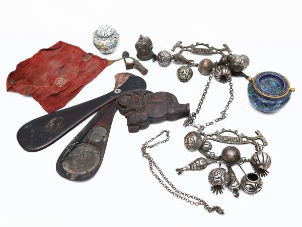 Lotto di curiosit� orientali  - Asta L'Arte di Arredare - Associazione Nazionale - Case d'Asta italiane