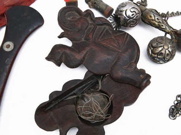 Lotto di curiosit� orientali  - Asta L'Arte di Arredare - Associazione Nazionale - Case d'Asta italiane