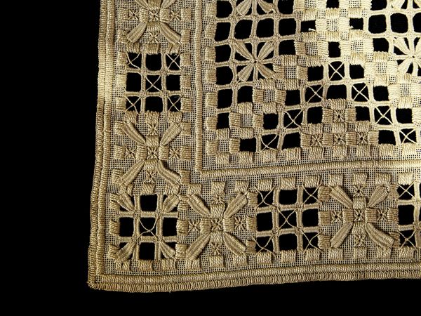 Tovaglietta centrotavola ricamata in cotone ecr�  - Asta L'Arte di Arredare - Associazione Nazionale - Case d'Asta italiane