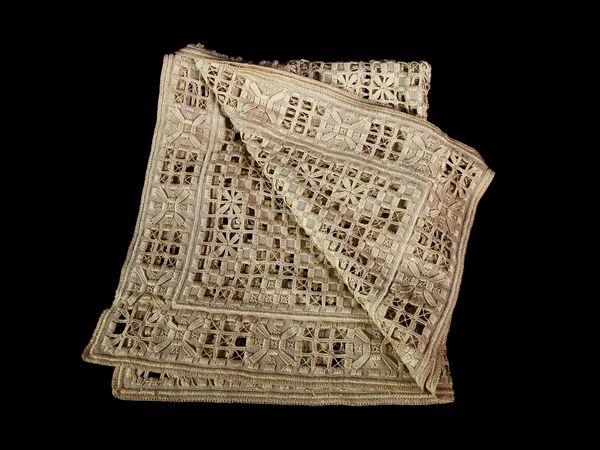 Tovaglietta centrotavola ricamata in cotone ecr�  - Asta L'Arte di Arredare - Associazione Nazionale - Case d'Asta italiane