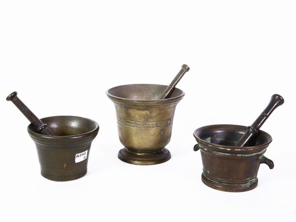 Tre mortai in bronzo  - Asta L'Arte di Arredare - Associazione Nazionale - Case d'Asta italiane