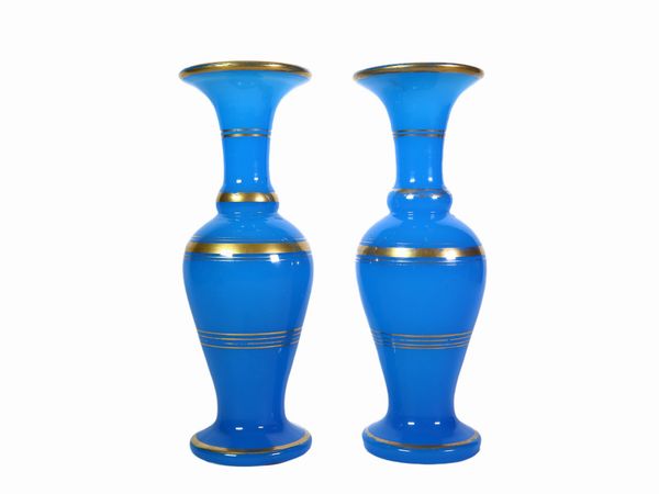 Coppia di piccoli vasi in opaline celeste lumeggiati in oro  - Asta L'Arte di Arredare - Associazione Nazionale - Case d'Asta italiane