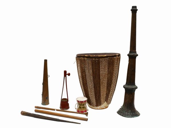 Lotto di strumenti musicali esotici  - Asta L'Arte di Arredare - Associazione Nazionale - Case d'Asta italiane