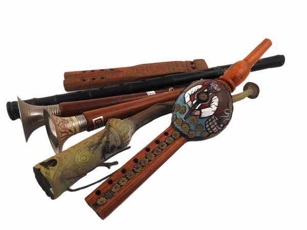 Sei strumenti musicali a fiato esotici  - Asta L'Arte di Arredare - Associazione Nazionale - Case d'Asta italiane