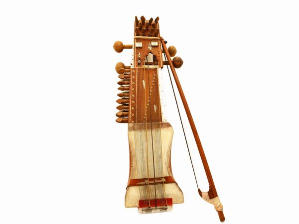 Un sarangi e un sarod  - Asta L'Arte di Arredare - Associazione Nazionale - Case d'Asta italiane