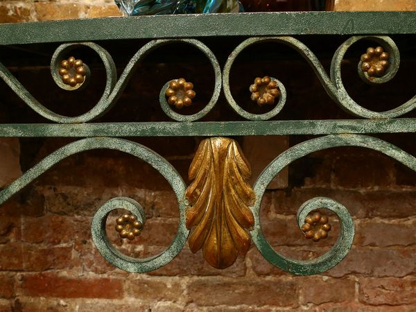 Console a mezzaluna in ferro battuto patinato verde  - Asta L'Arte di Arredare - Associazione Nazionale - Case d'Asta italiane
