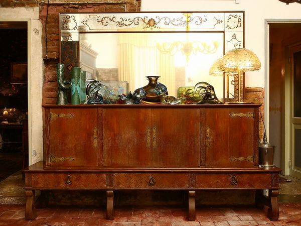 Grande credenza con specchiera in rovere con venature sbiancate  - Asta L'Arte di Arredare - Associazione Nazionale - Case d'Asta italiane