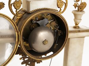 Orologio da tavolo a tempietto in marmo bianco di Carrara, Meuron  - Asta L'Arte di Arredare - Associazione Nazionale - Case d'Asta italiane