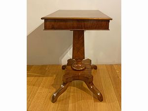 Tavolino impiallacciato in noce e piuma di noce  - Asta L'Arte di Arredare - Associazione Nazionale - Case d'Asta italiane