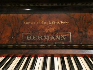 Pianoforte verticale Hermann in radica di noce  - Asta L'Arte di Arredare - Associazione Nazionale - Case d'Asta italiane