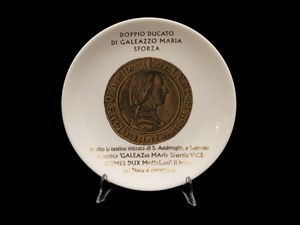 Serie di tre piatti in porcellana, Monete del Ducato di Milano, Fornasetti  - Asta L'Arte di Arredare - Associazione Nazionale - Case d'Asta italiane