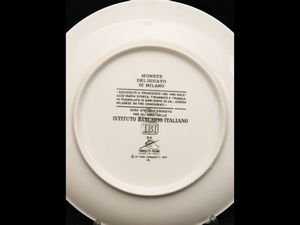 Serie di tre piatti in porcellana, Monete del Ducato di Milano, Fornasetti  - Asta L'Arte di Arredare - Associazione Nazionale - Case d'Asta italiane