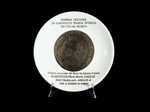 Serie di tre piatti in porcellana, Monete del Ducato di Milano, Fornasetti  - Asta L'Arte di Arredare - Associazione Nazionale - Case d'Asta italiane