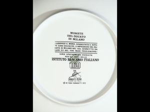 Serie di tre piatti in porcellana, Monete del Ducato di Milano, Fornasetti  - Asta L'Arte di Arredare - Associazione Nazionale - Case d'Asta italiane