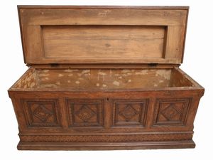 Grande cassapanca in noce a intarsio alla certosina  - Asta L'Arte di Arredare - Associazione Nazionale - Case d'Asta italiane