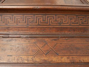 Grande cassapanca in noce a intarsio alla certosina  - Asta L'Arte di Arredare - Associazione Nazionale - Case d'Asta italiane