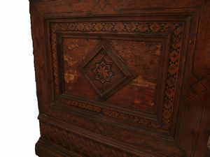 Grande cassapanca in noce a intarsio alla certosina  - Asta L'Arte di Arredare - Associazione Nazionale - Case d'Asta italiane
