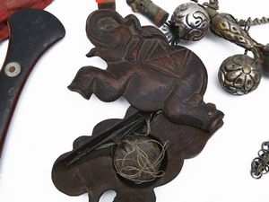 Lotto di curiosit� orientali  - Asta L'Arte di Arredare - Associazione Nazionale - Case d'Asta italiane