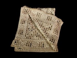 Tovaglietta centrotavola ricamata in cotone ecr�  - Asta L'Arte di Arredare - Associazione Nazionale - Case d'Asta italiane