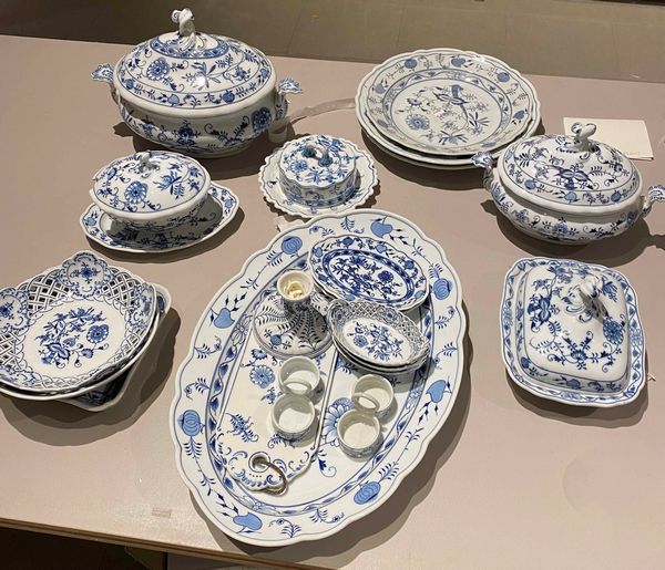 Parte di servizio Zwiebelmuster<BR>Meissen, inizio del XX secolo  - Asta Arredo per la Tavola | Cambi Time  - Associazione Nazionale - Case d'Asta italiane