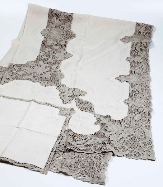 Tovaglia con dodici tovaglioli  - Asta Arredo per la Tavola | Cambi Time  - Associazione Nazionale - Case d'Asta italiane