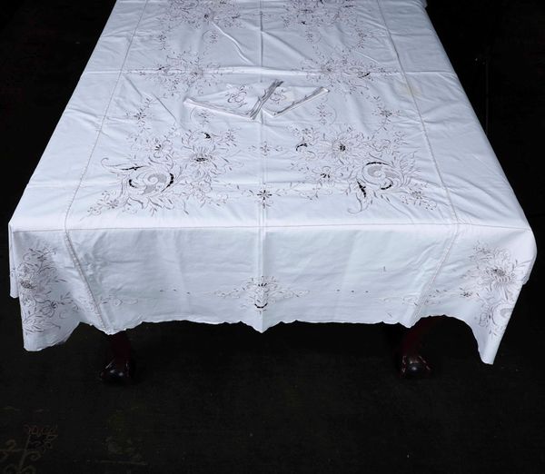 Tovaglia con dodici tovaglioli  - Asta Arredo per la Tavola | Cambi Time  - Associazione Nazionale - Case d'Asta italiane