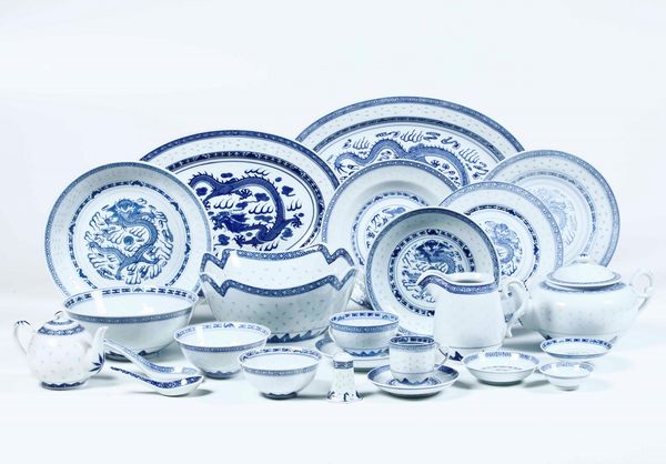 Servizio da tavola Chicchi di riso <BR>Manifattura cinese, XX secolo  - Asta Arredo per la Tavola | Cambi Time  - Associazione Nazionale - Case d'Asta italiane