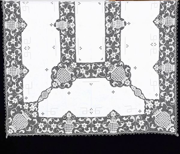 Tovaglia con dodici tovaglioli  - Asta Arredo per la Tavola | Cambi Time  - Associazione Nazionale - Case d'Asta italiane