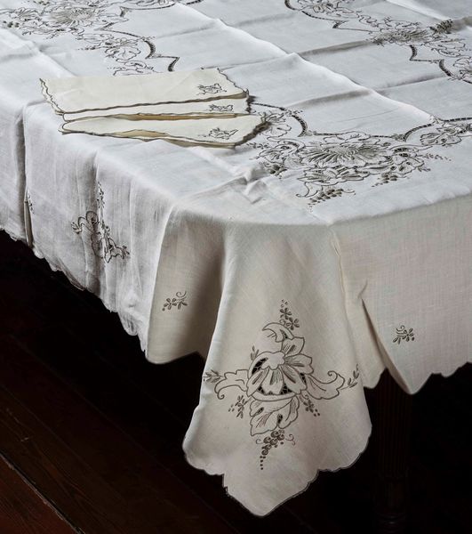 Tovaglia da t con 6 tovaglioli  - Asta Arredo per la Tavola | Cambi Time  - Associazione Nazionale - Case d'Asta italiane