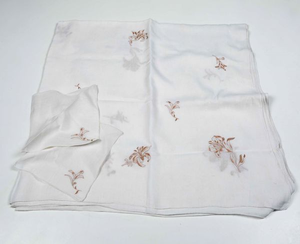 Tovaglia con otto tovaglioli e dodici tovagliolini  - Asta Arredo per la Tavola | Cambi Time  - Associazione Nazionale - Case d'Asta italiane