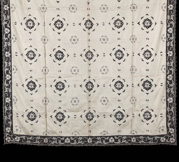 Tovaglia con dodici tovaglioli  - Asta Arredo per la Tavola | Cambi Time  - Associazione Nazionale - Case d'Asta italiane