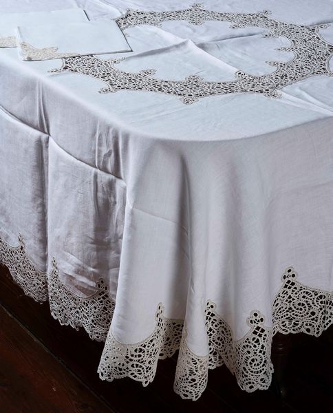 Tovaglia rotonda con 8 tovaglioli  - Asta Arredo per la Tavola | Cambi Time  - Associazione Nazionale - Case d'Asta italiane