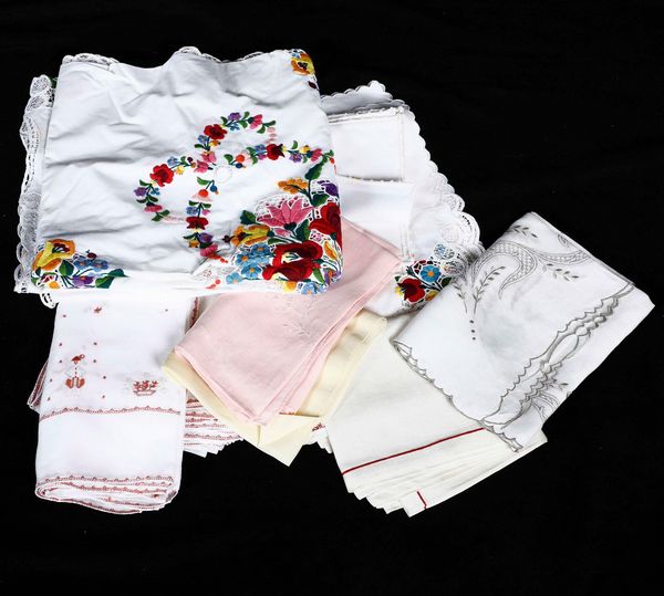 Due tovaglie ricamate  - Asta Arredo per la Tavola | Cambi Time  - Associazione Nazionale - Case d'Asta italiane