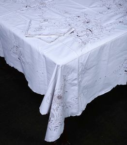 Tovaglia con dodici tovaglioli  - Asta Arredo per la Tavola | Cambi Time  - Associazione Nazionale - Case d'Asta italiane