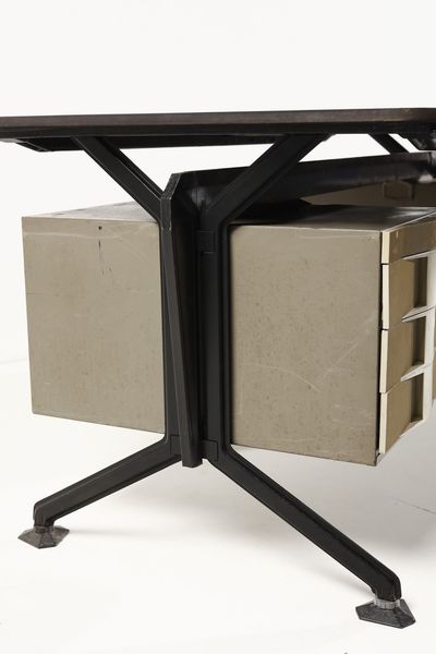 GRUPPO BBPR (n. 1932) : Scrivania Arco per Olivetti Synthesis  - Asta Asta 370 | DESIGN E ARTI DECORATIVE DEL NOVECENTO Virtuale - Associazione Nazionale - Case d'Asta italiane