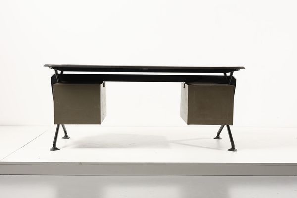GRUPPO BBPR (n. 1932) : Scrivania Arco per Olivetti Synthesis  - Asta Asta 370 | DESIGN E ARTI DECORATIVE DEL NOVECENTO Virtuale - Associazione Nazionale - Case d'Asta italiane