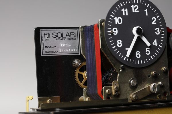 CHIGGIO ENNIO (n. 1938) : Orologio marcatempo Ekton per Solari Udine  - Asta Asta 370 | DESIGN E ARTI DECORATIVE DEL NOVECENTO Virtuale - Associazione Nazionale - Case d'Asta italiane