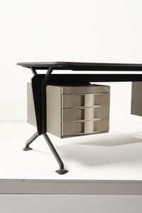 GRUPPO BBPR (n. 1932) : Scrivania Arco per Olivetti Synthesis  - Asta Asta 370 | DESIGN E ARTI DECORATIVE DEL NOVECENTO Virtuale - Associazione Nazionale - Case d'Asta italiane
